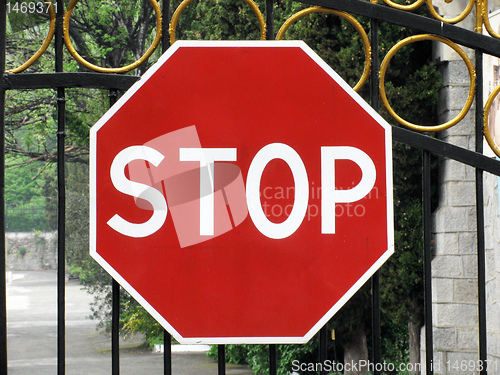 Image of sign STOP on gate