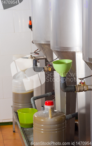 Image of Filling olive oil