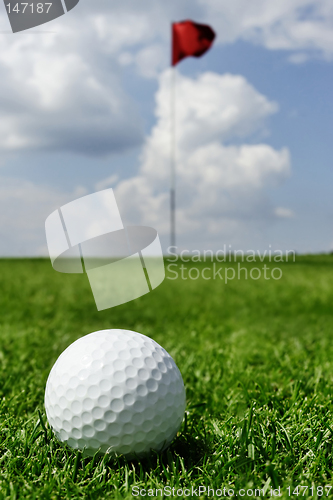 Image of golf ball and flag