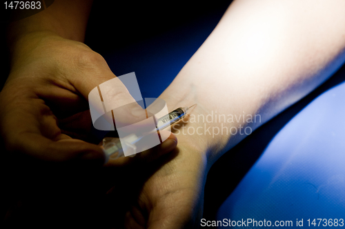 Image of Patient injects insulin pen at hand