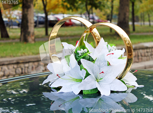 Image of rings on a wedding car