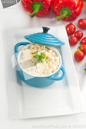 Image of mac and cheese on a blue little clay pot