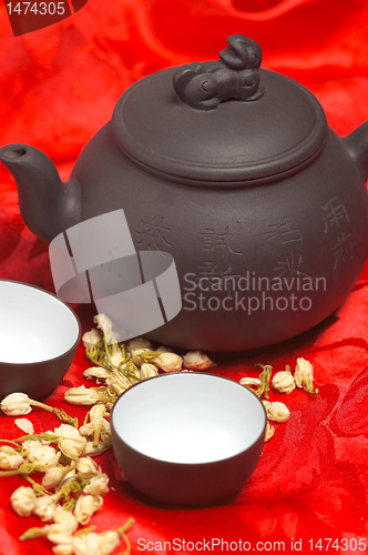 Image of jasmine tea over red silk