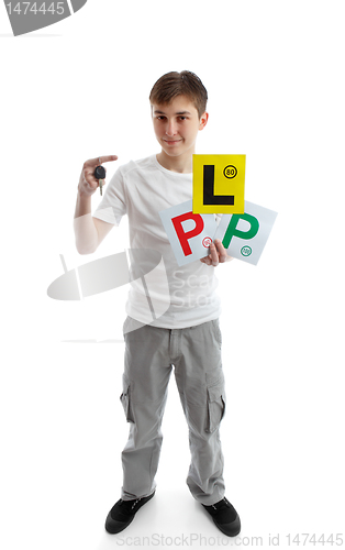 Image of teenager holding car key and learner licence plates