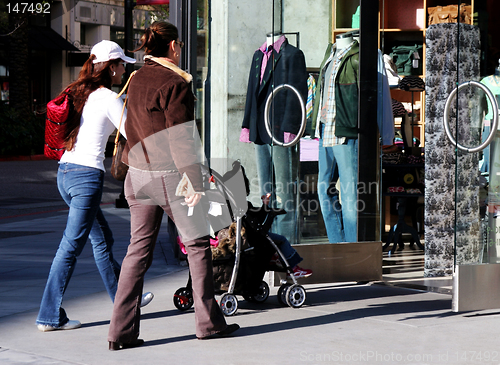 Image of Girls going shopping