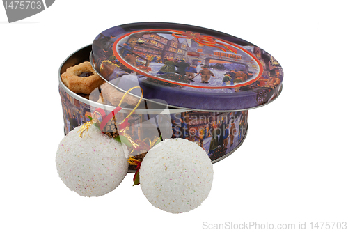Image of Round box with cookies 