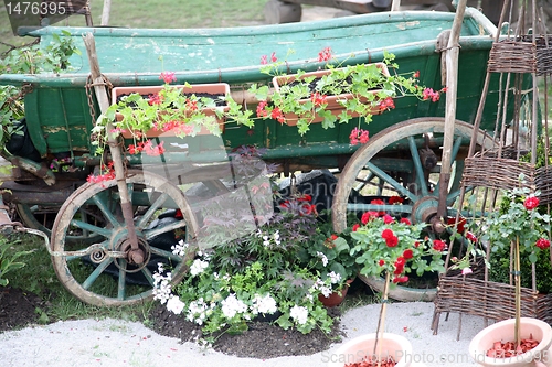 Image of old wooden cart with flowers