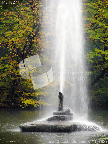 Image of fountain in an autumnal park