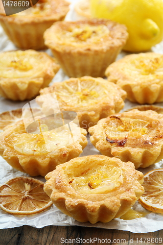 Image of Sandy pastry with lemon filling.