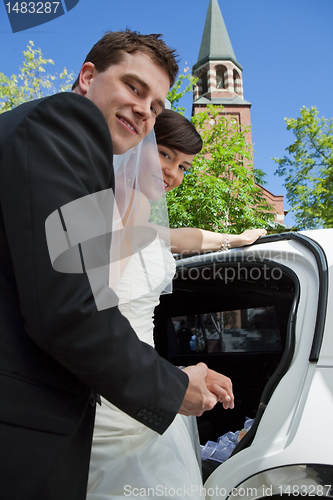 Image of Newly Wed Couple enter Car