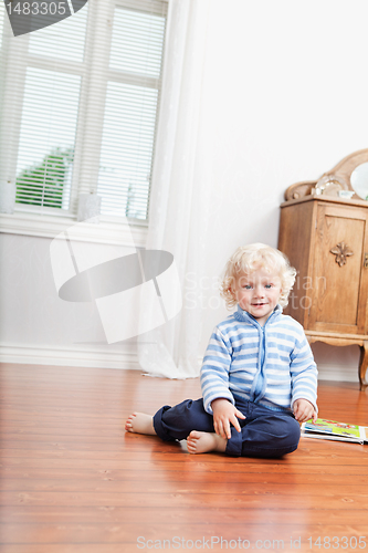 Image of Kid sitting on floor