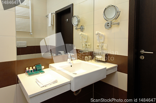 Image of Modern bathroom