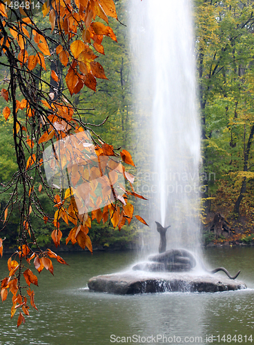 Image of fountain in an autumnal park