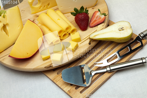 Image of A set of cheese on a wooden board