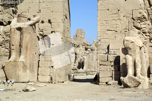 Image of Wall, gate and statues in Karnak 