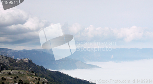 Image of mountains between clouds