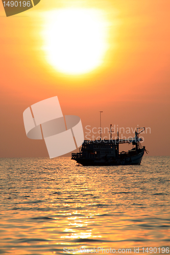 Image of Boat and sun