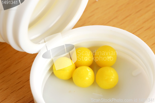 Image of Yellow dragee pills