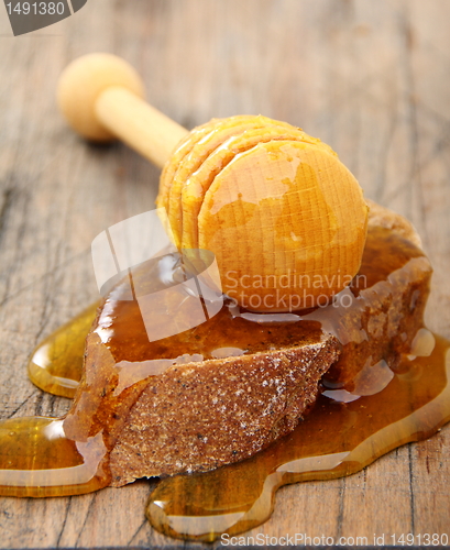 Image of Honey and rye bread.