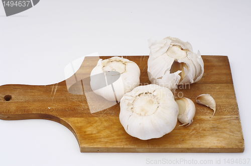 Image of garlic on a wooden plate