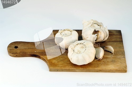 Image of garlic on a wooden plate