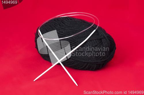 Image of Ball of yarn and knitting skewers