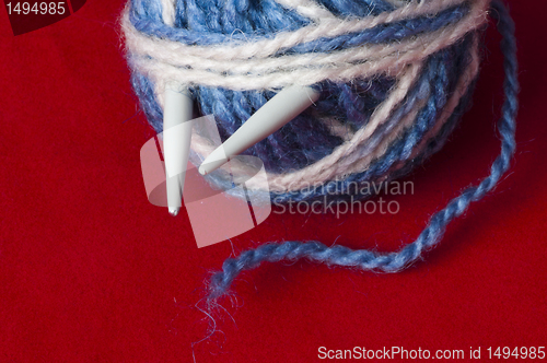 Image of Ball of yarn and knitting skewers