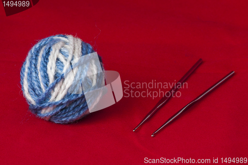 Image of Ball of yarn and knitting skewers