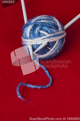 Image of Ball of yarn and knitting skewers