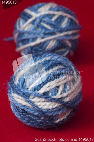 Image of Ball of yarn and knitting skewers