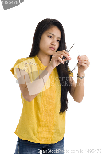 Image of woman cutting spliss