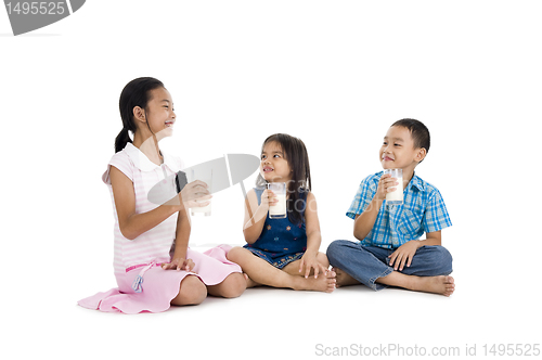 Image of siblings drinking milk