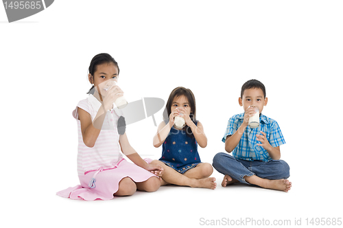 Image of siblings drinking milk