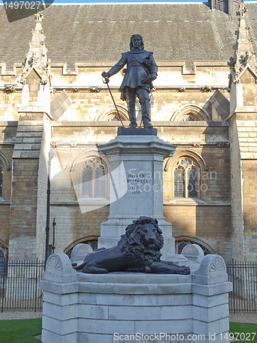 Image of Oliver Cromwell statue