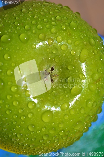 Image of droplets on green apple