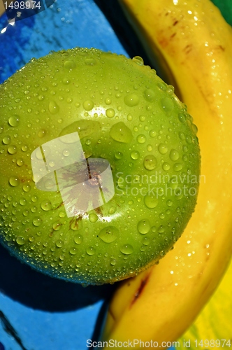 Image of droplets on green apple