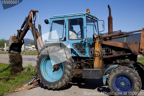 Image of wheeled tractor to dig