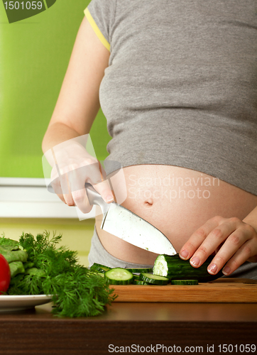 Image of pregnant woman on kitchen