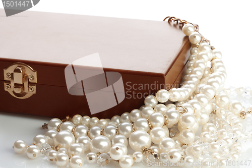 Image of Wooded bow pearls