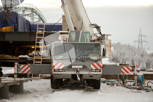 Image of 100 ton crane at the construction of the bridge