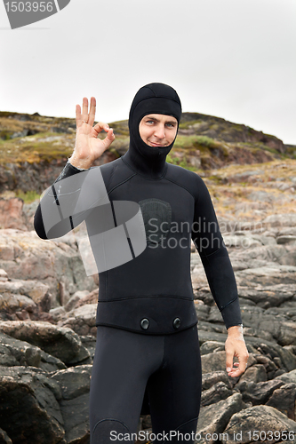 Image of diver prepares to dive