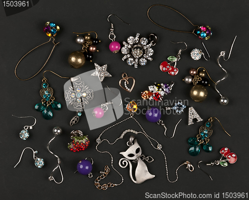 Image of jewelery, earrings