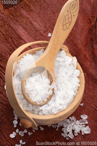 Image of salt crystals in wooden bowl with spoon