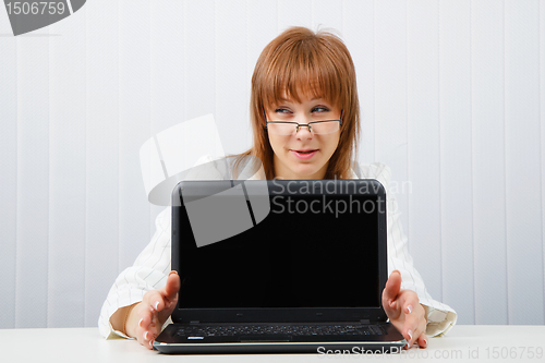 Image of The girl shows the laptop
