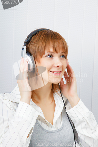 Image of The girl in headphones