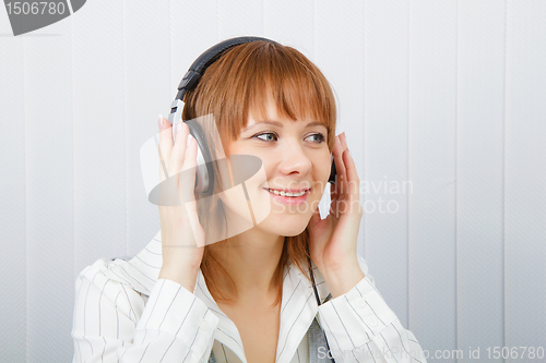 Image of The girl in headphones