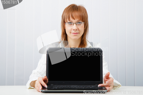 Image of The girl shows the laptop
