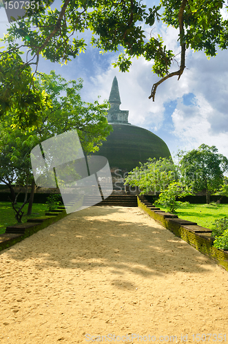 Image of fourth largest dagoba in Sri Lanka after the three great dagobas
