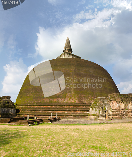 Image of fourth largest dagoba in Sri Lanka after the three great dagobas