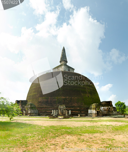 Image of fourth largest dagoba in Sri Lanka after the three great dagobas